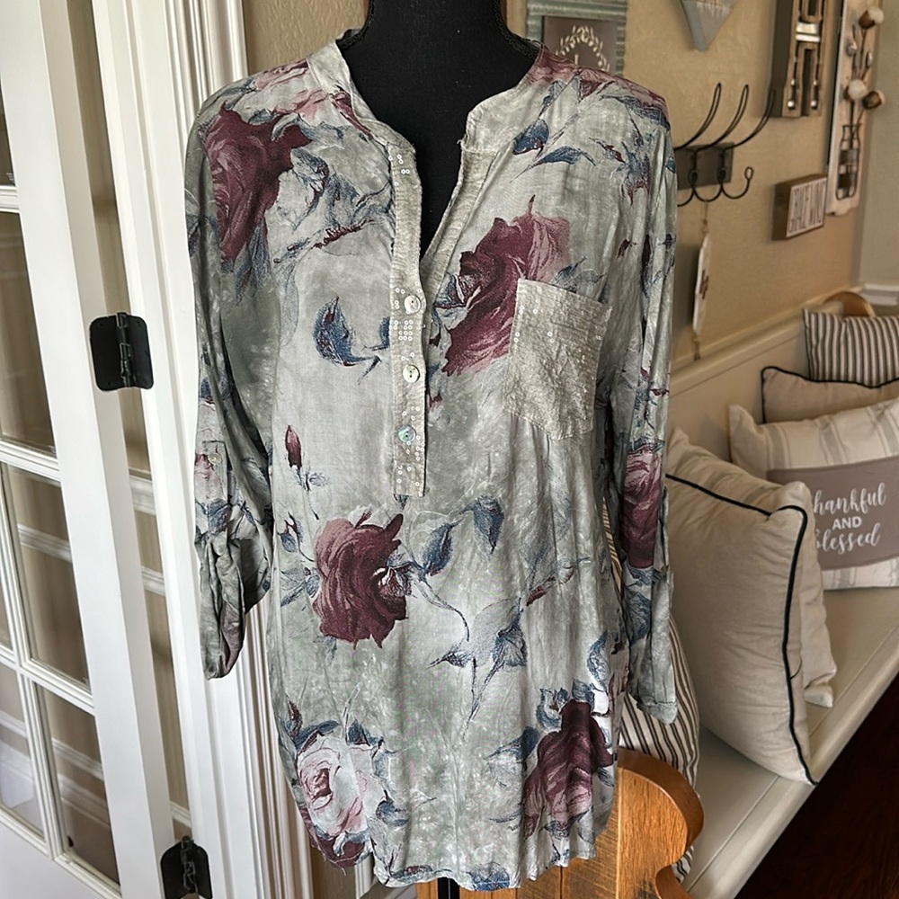 NWT beautiful blouse made in Italy